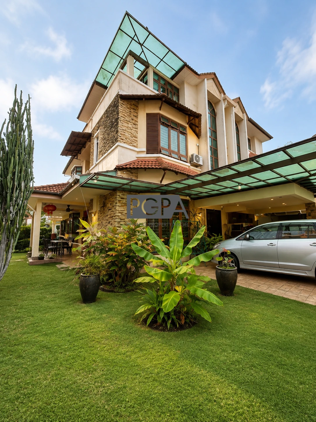 Three-Storey Semi-Detached Home in Ferringhi Park.