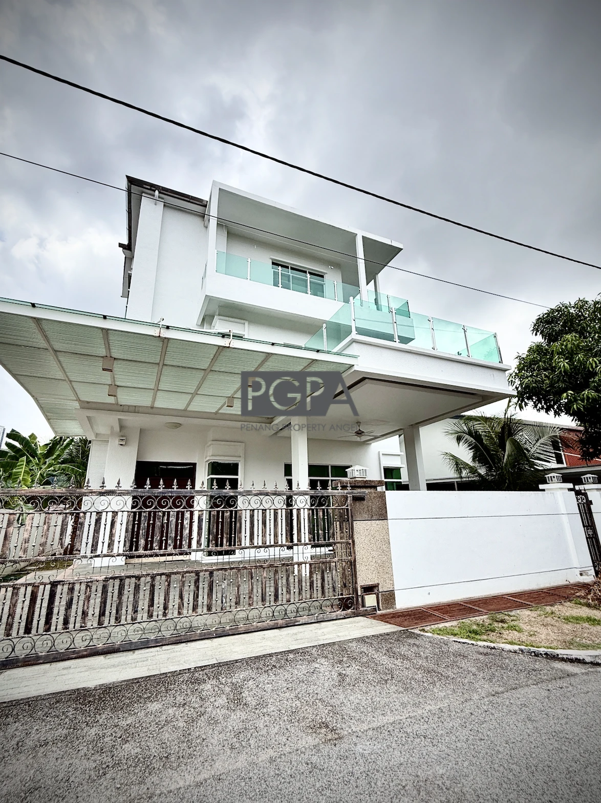 Charming Three-Storey Bungalow @ Desa Ria | Steps from Pocket Park.