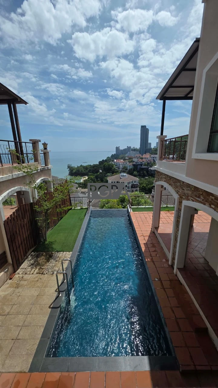 Moonlight Bay Villa with Pool. 